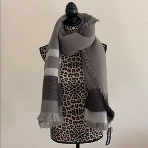 Steve‎ madden gray blanket scarf/wrap